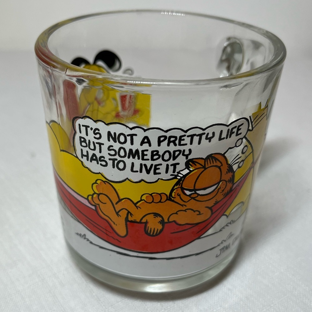 vintage McDonald Garfield cat mug
IT'S NOT A PRETTY LIFE. SOMEONE HAS TO LIVE IT